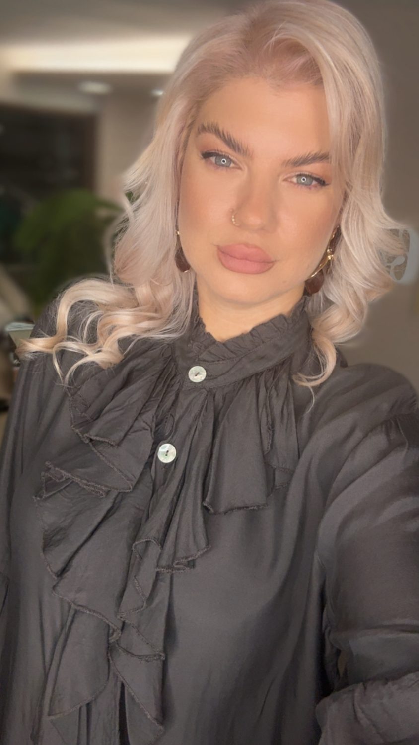 {"eId":"228906325560328","CameraPosition":2}