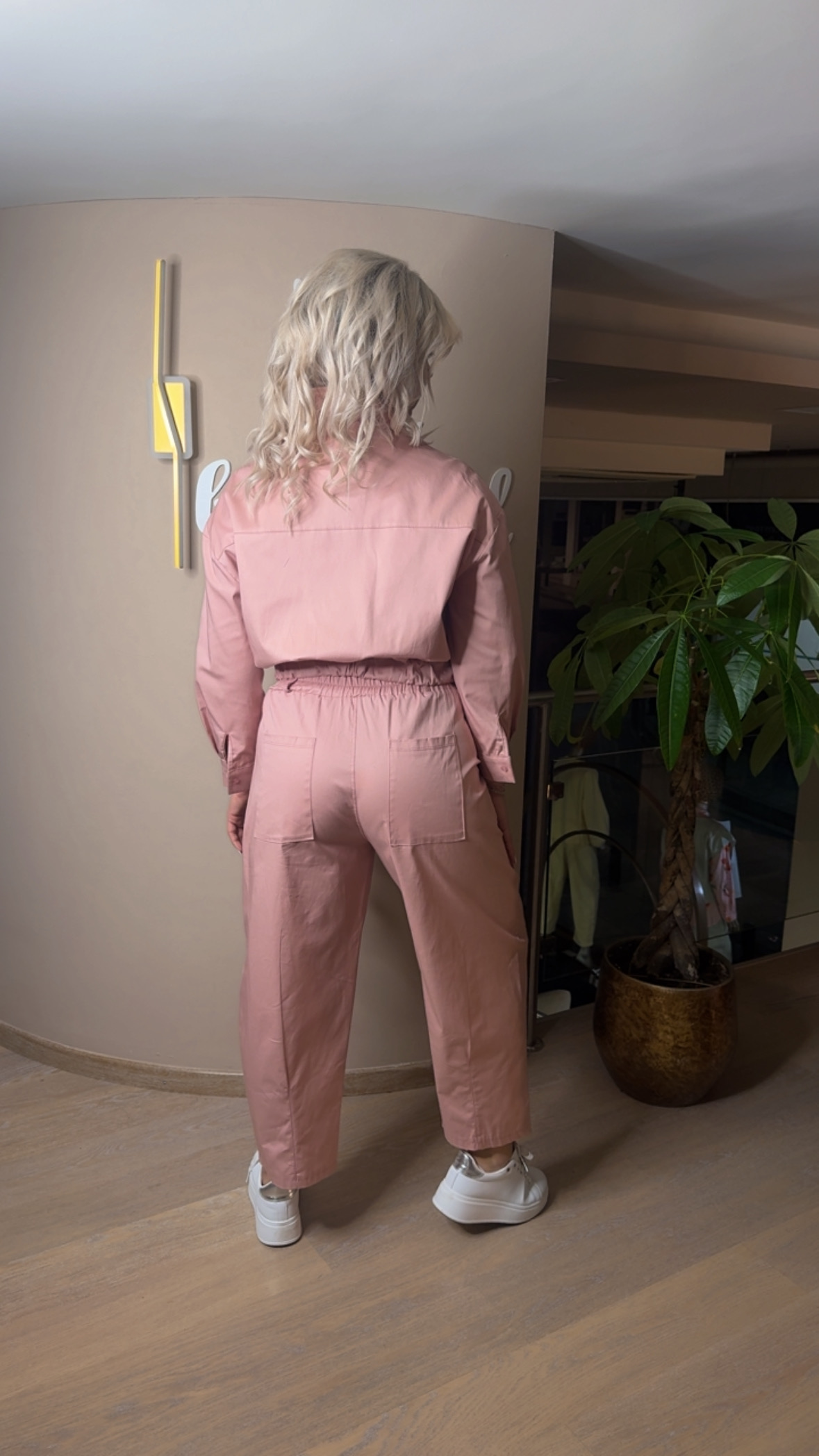 {"eId":"228906325560328","CameraPosition":1}