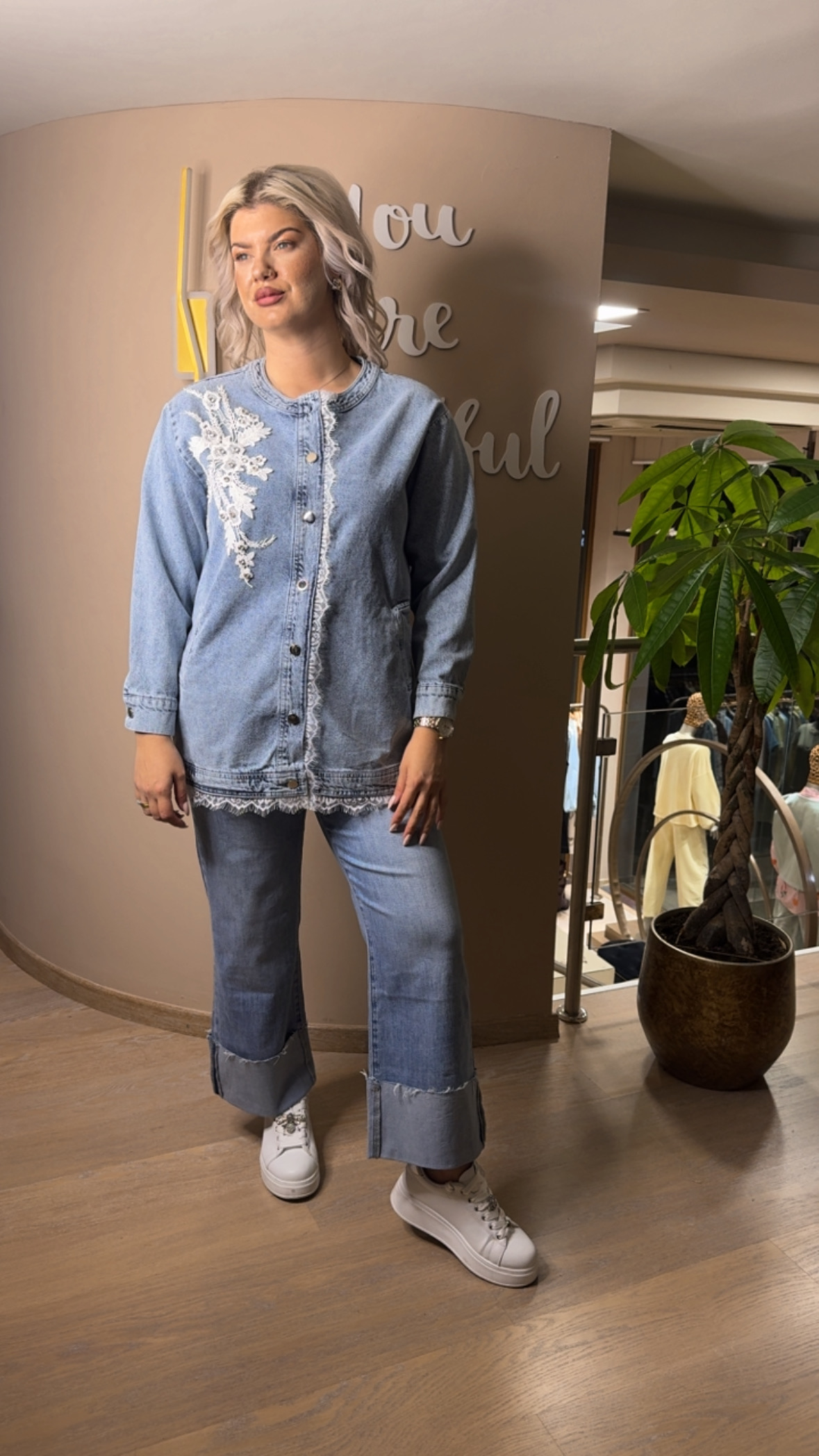 {"eId":"228906325560328","CameraPosition":1}