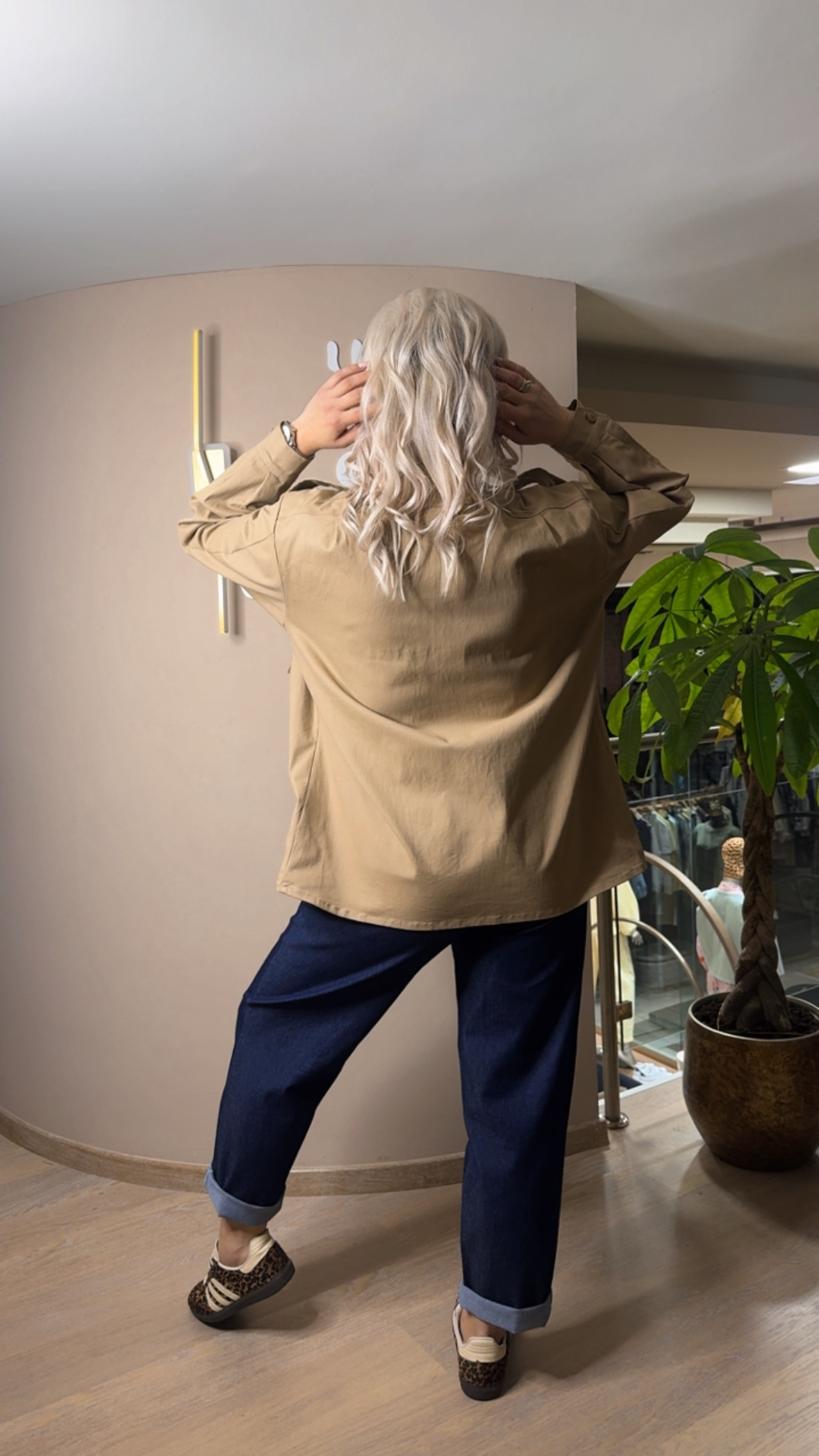 {"eId":"228906325560328","CameraPosition":1}