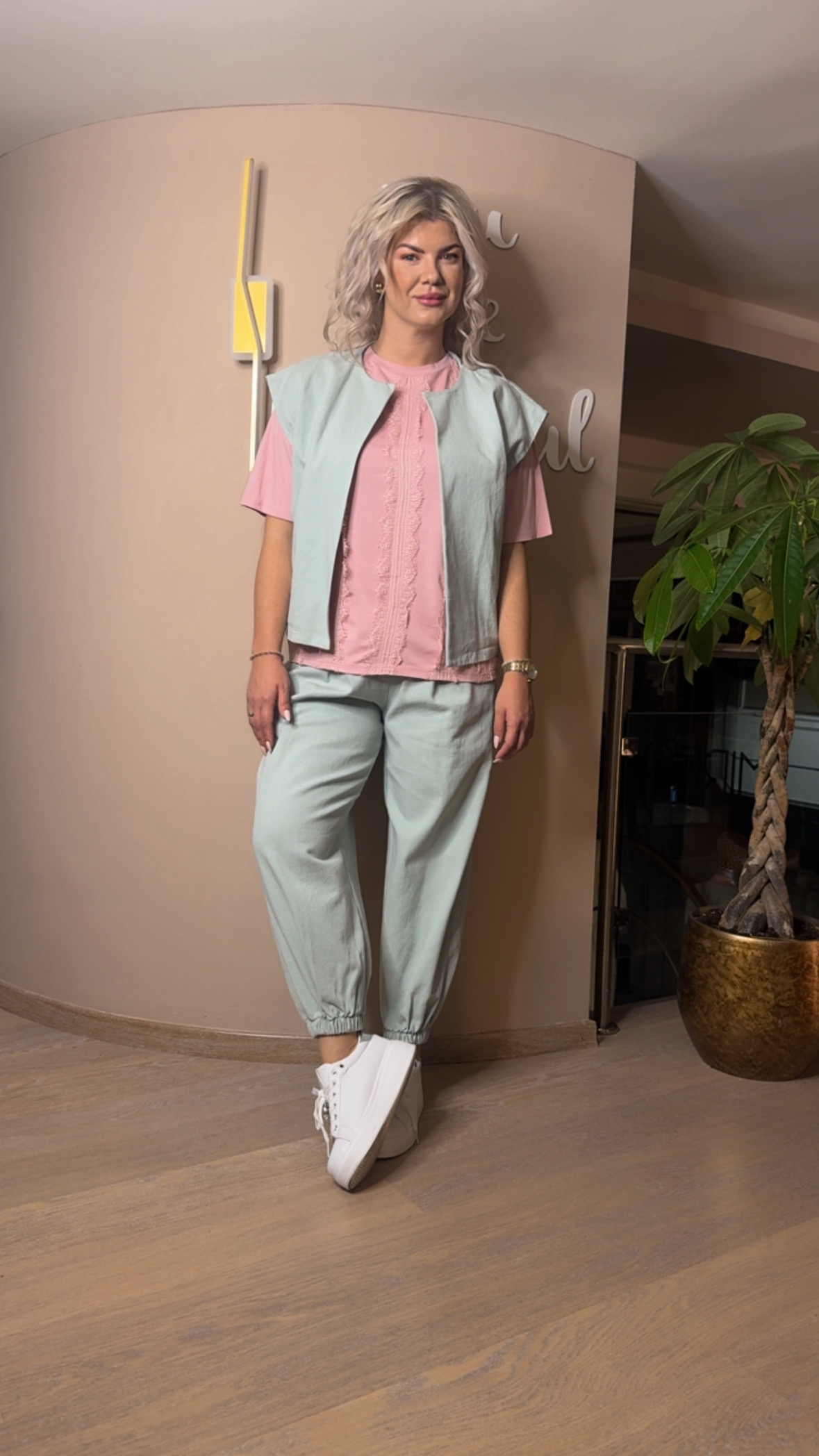 {"eId":"228906325560328","CameraPosition":1}