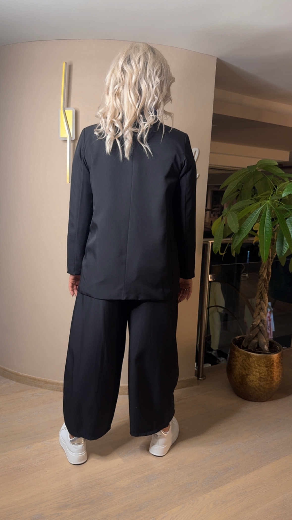 {"eId":"228906325560328","CameraPosition":1}