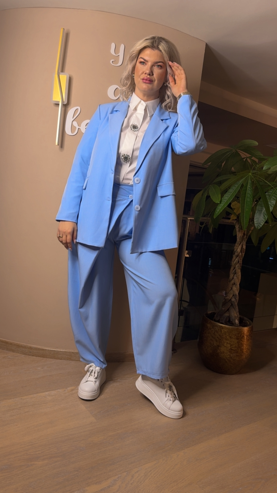 {"eId":"228906325560328","CameraPosition":1}