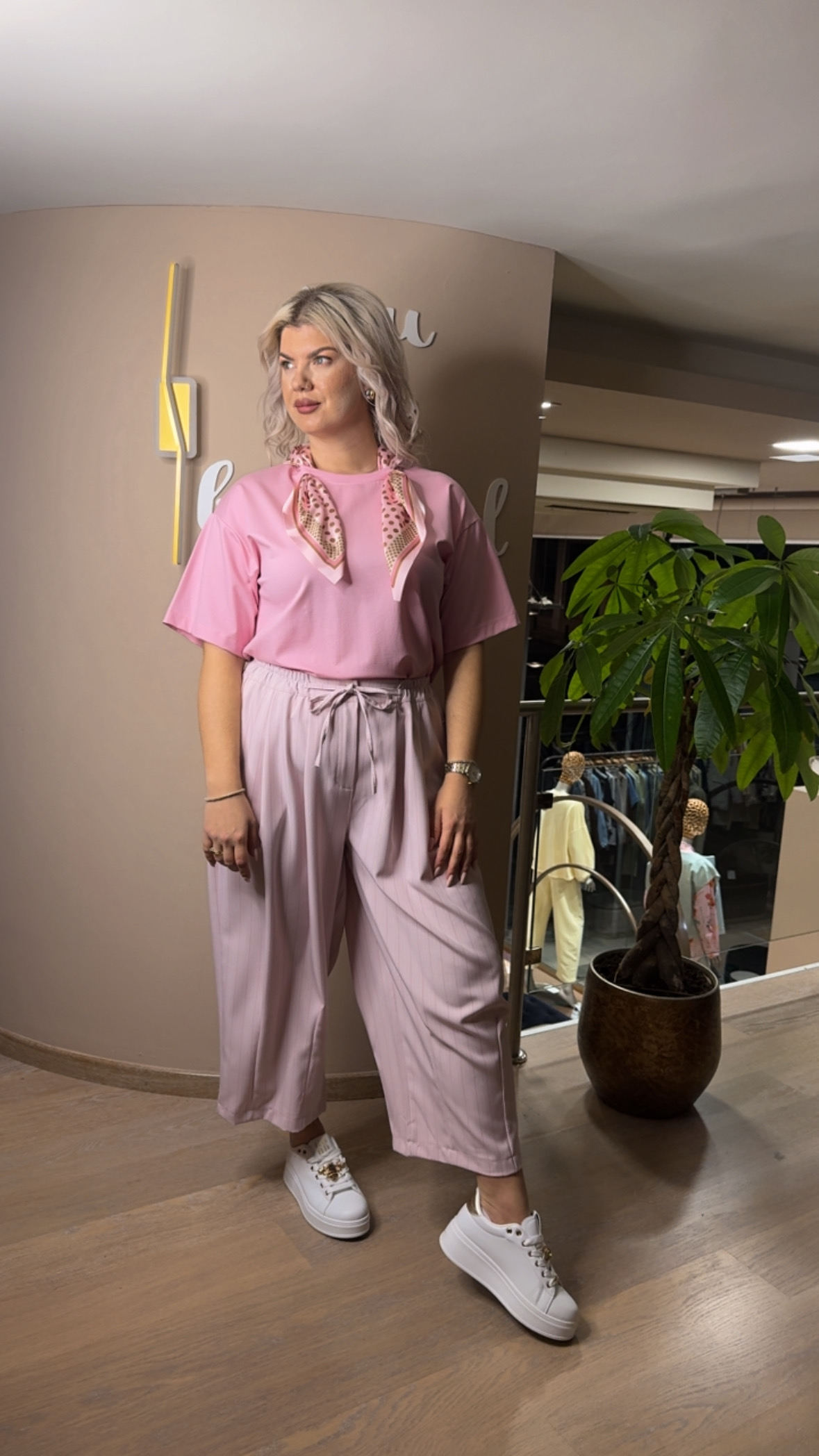 {"eId":"228906325560328","CameraPosition":1}