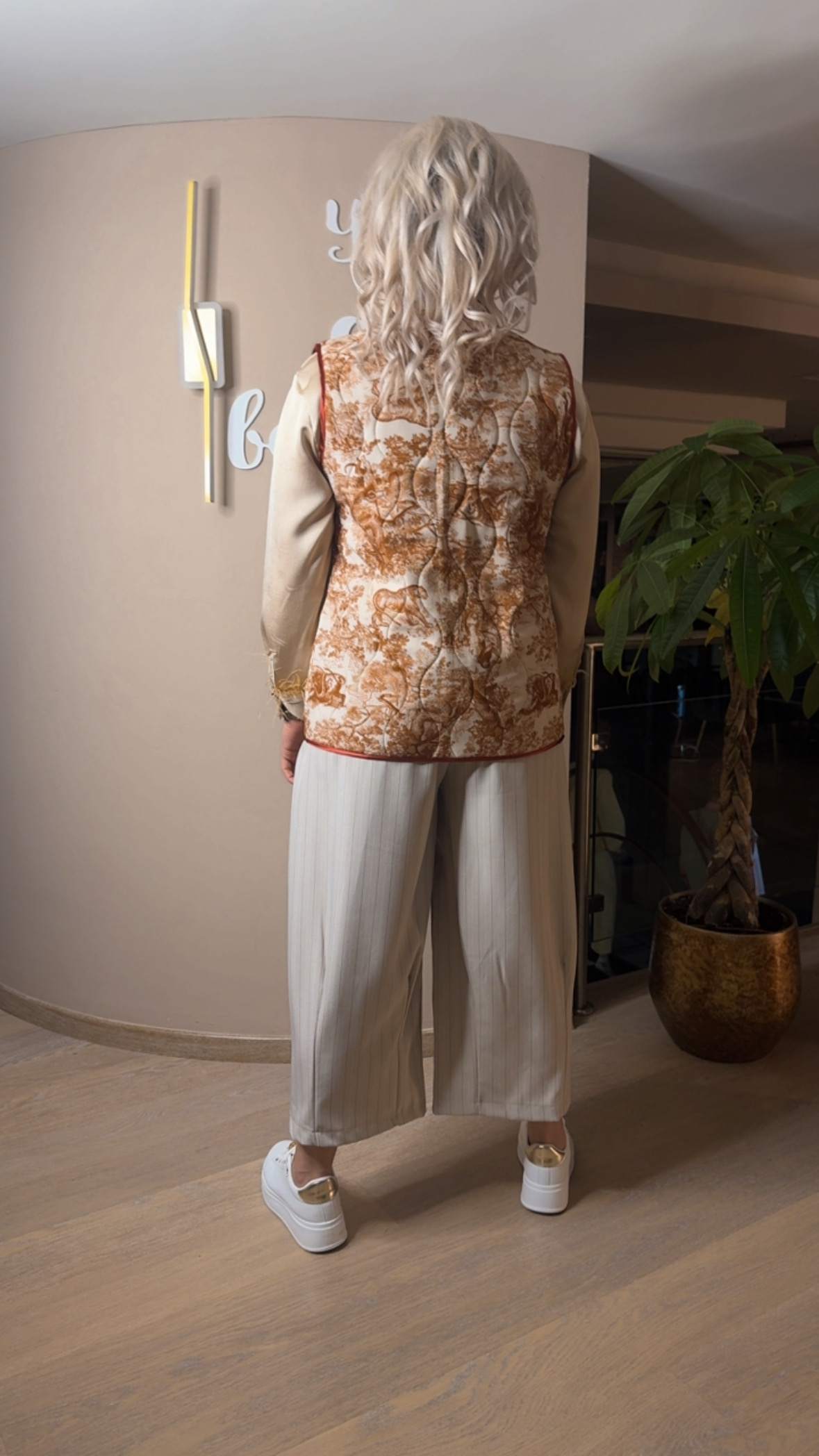 {"eId":"228906325560328","CameraPosition":1}