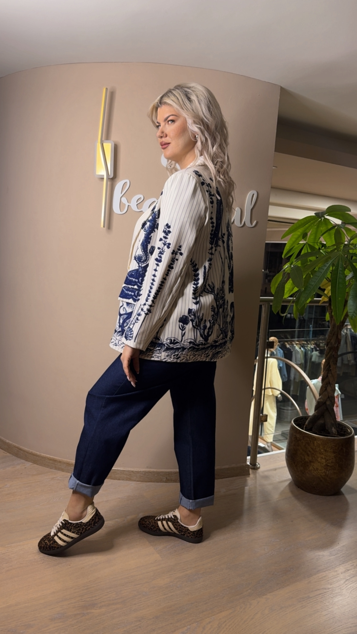 {"eId":"228906325560328","CameraPosition":1}