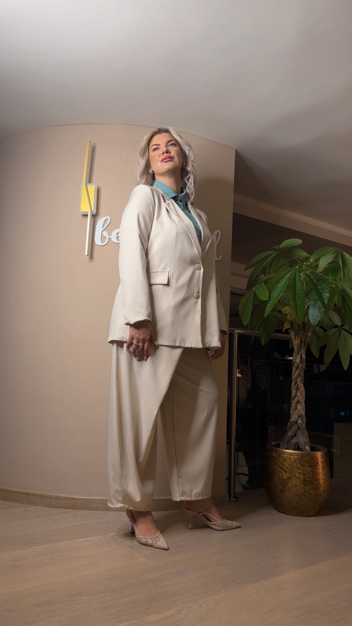 {"eId":"228906325560328","CameraPosition":1}