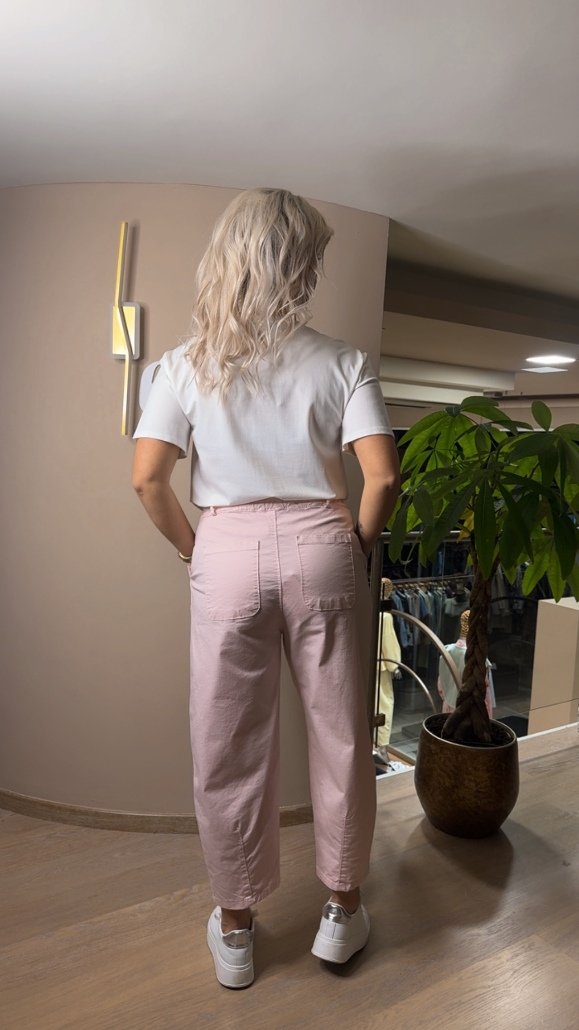 {"eId":"228906325560328","CameraPosition":1}