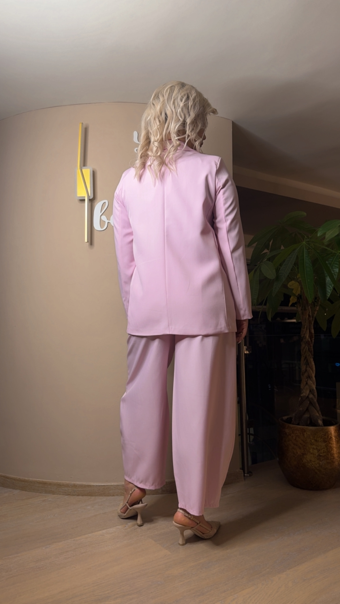 {"eId":"228906325560328","CameraPosition":1}