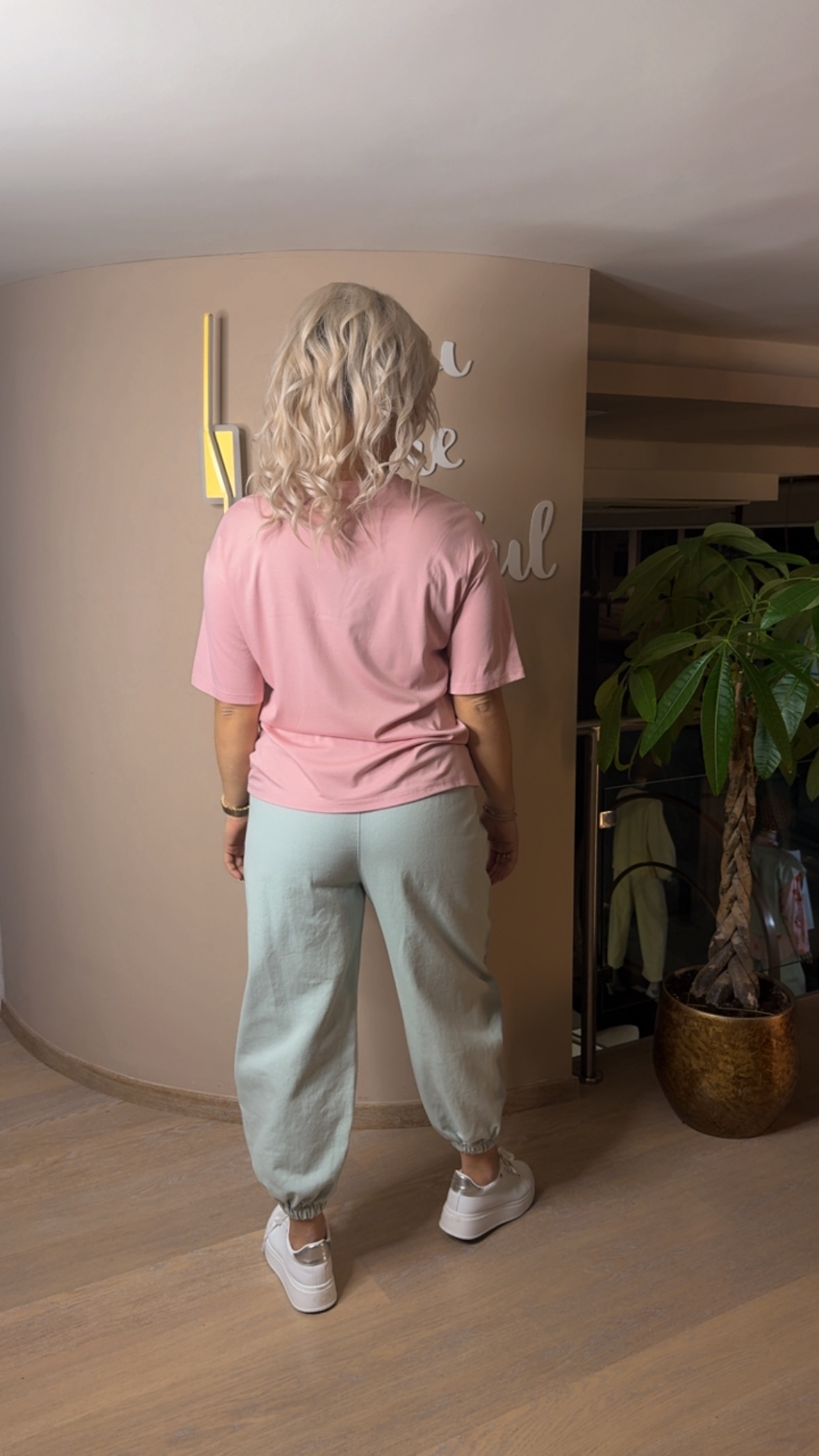 {"eId":"228906325560328","CameraPosition":1}