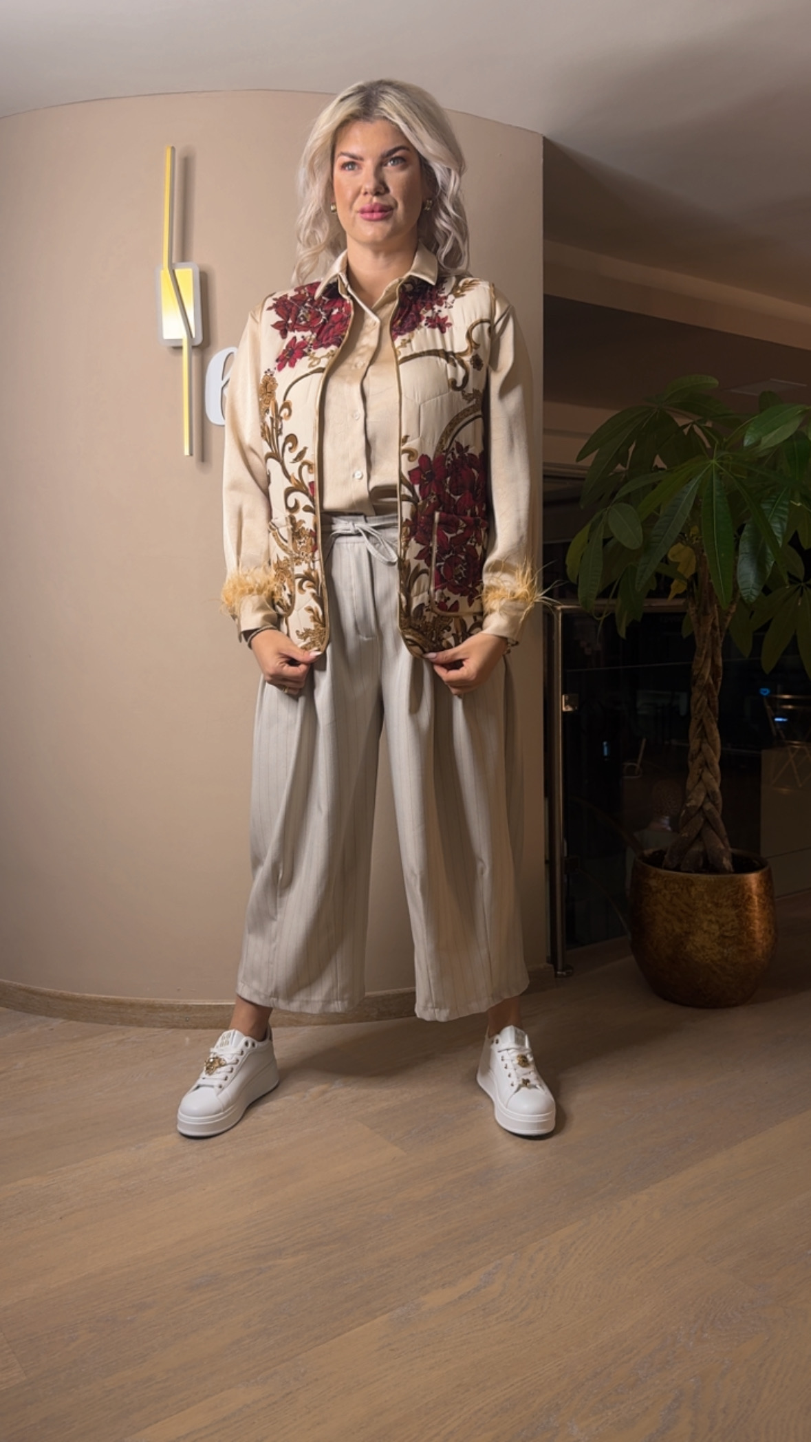 {"eId":"228906325560328","CameraPosition":1}