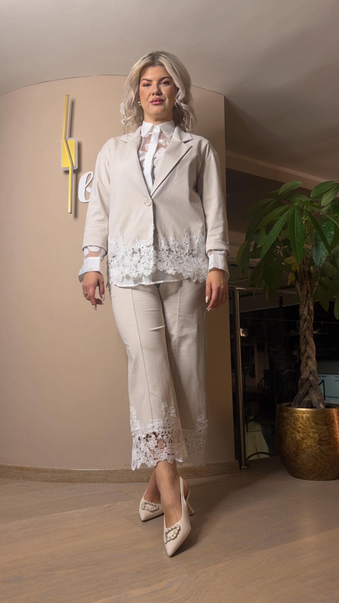 {"eId":"228906325560328","CameraPosition":1}