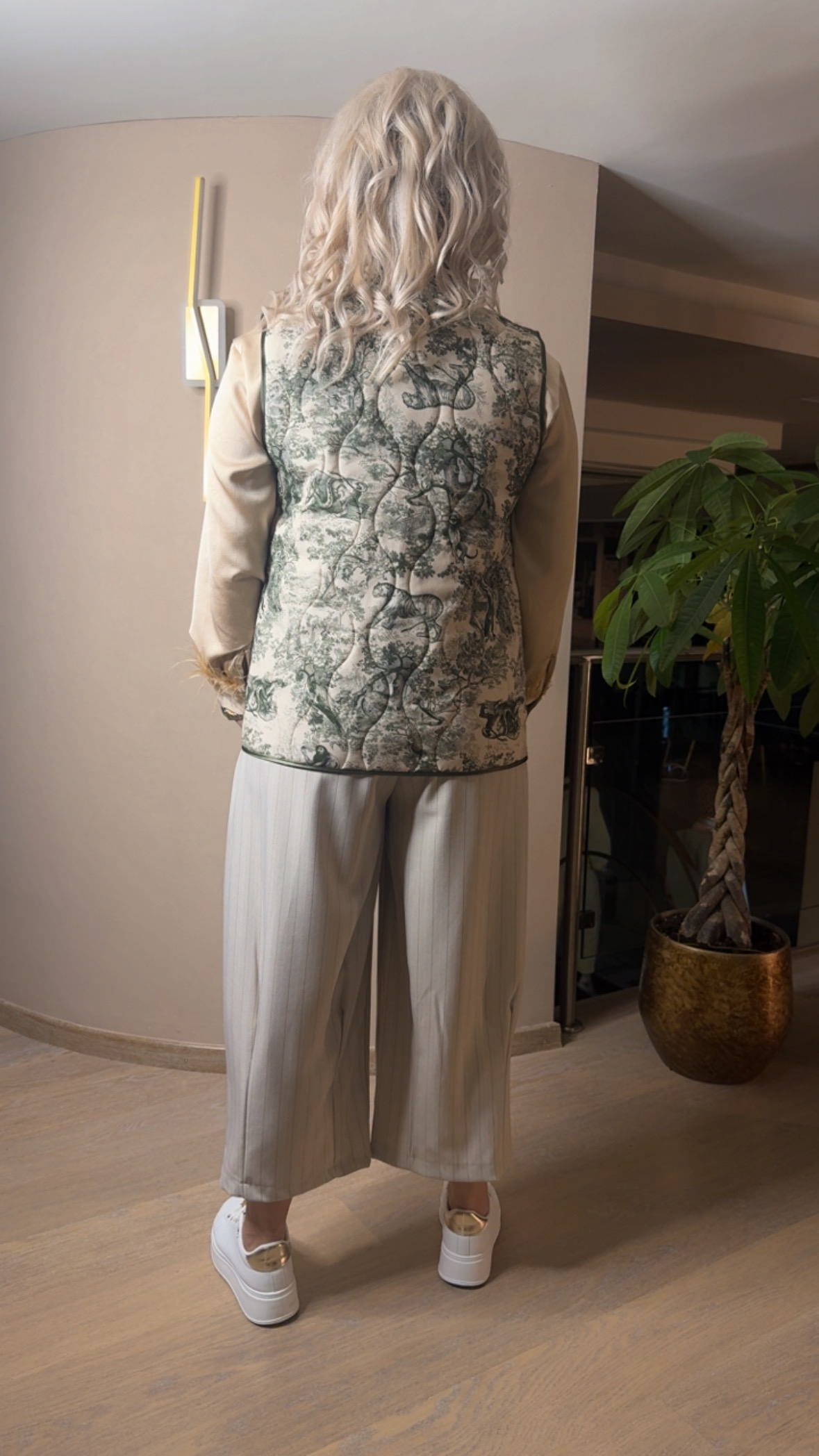 {"eId":"228906325560328","CameraPosition":1}