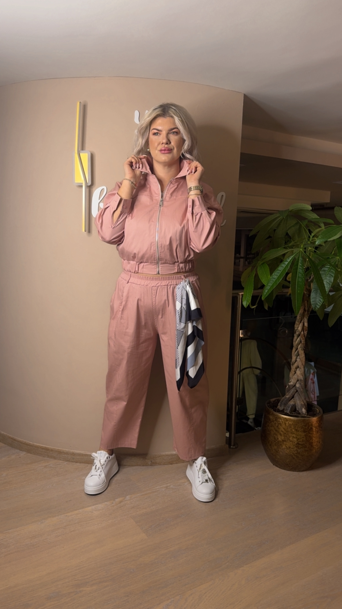 {"eId":"228906325560328","CameraPosition":1}