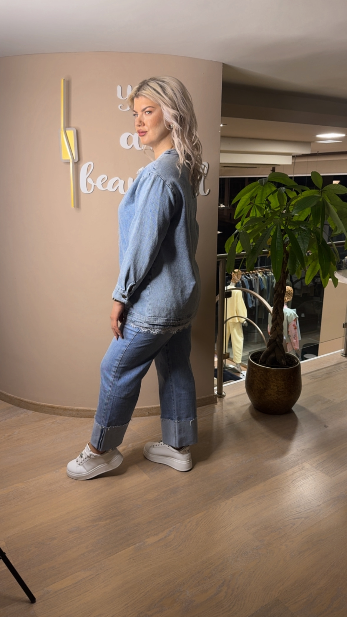 {"eId":"228906325560328","CameraPosition":1}