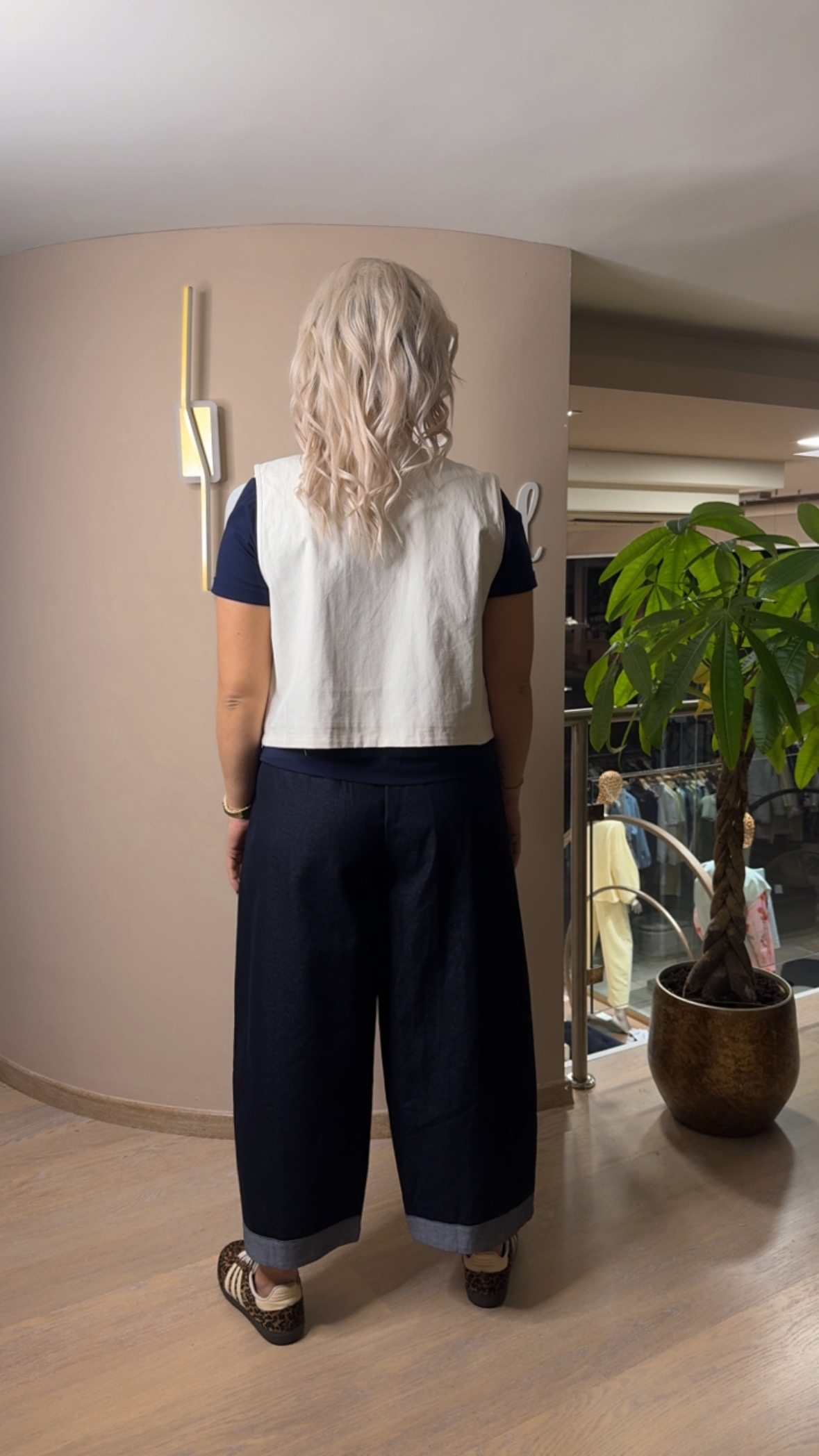 {"eId":"228906325560328","CameraPosition":1}