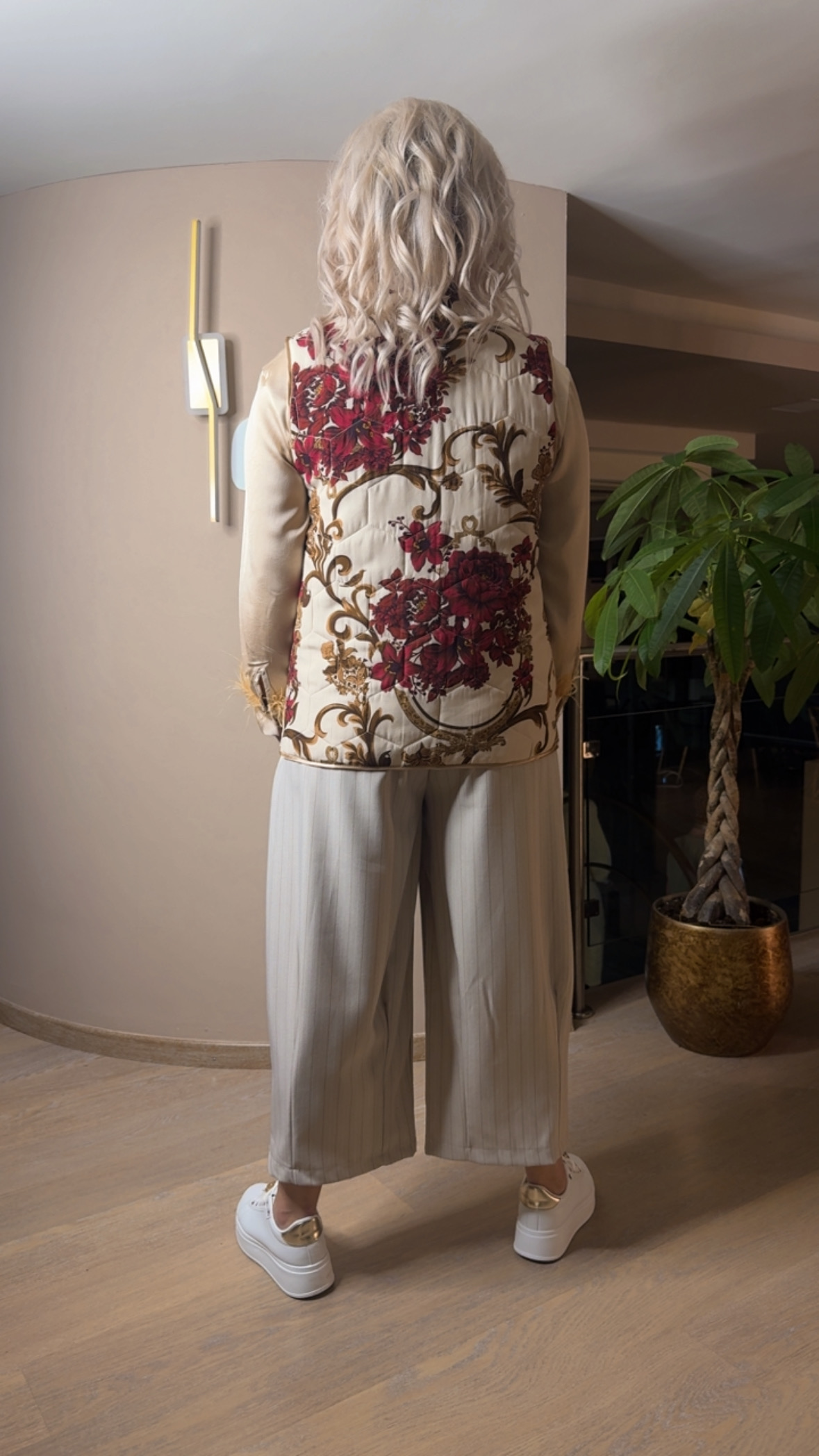 {"eId":"228906325560328","CameraPosition":1}