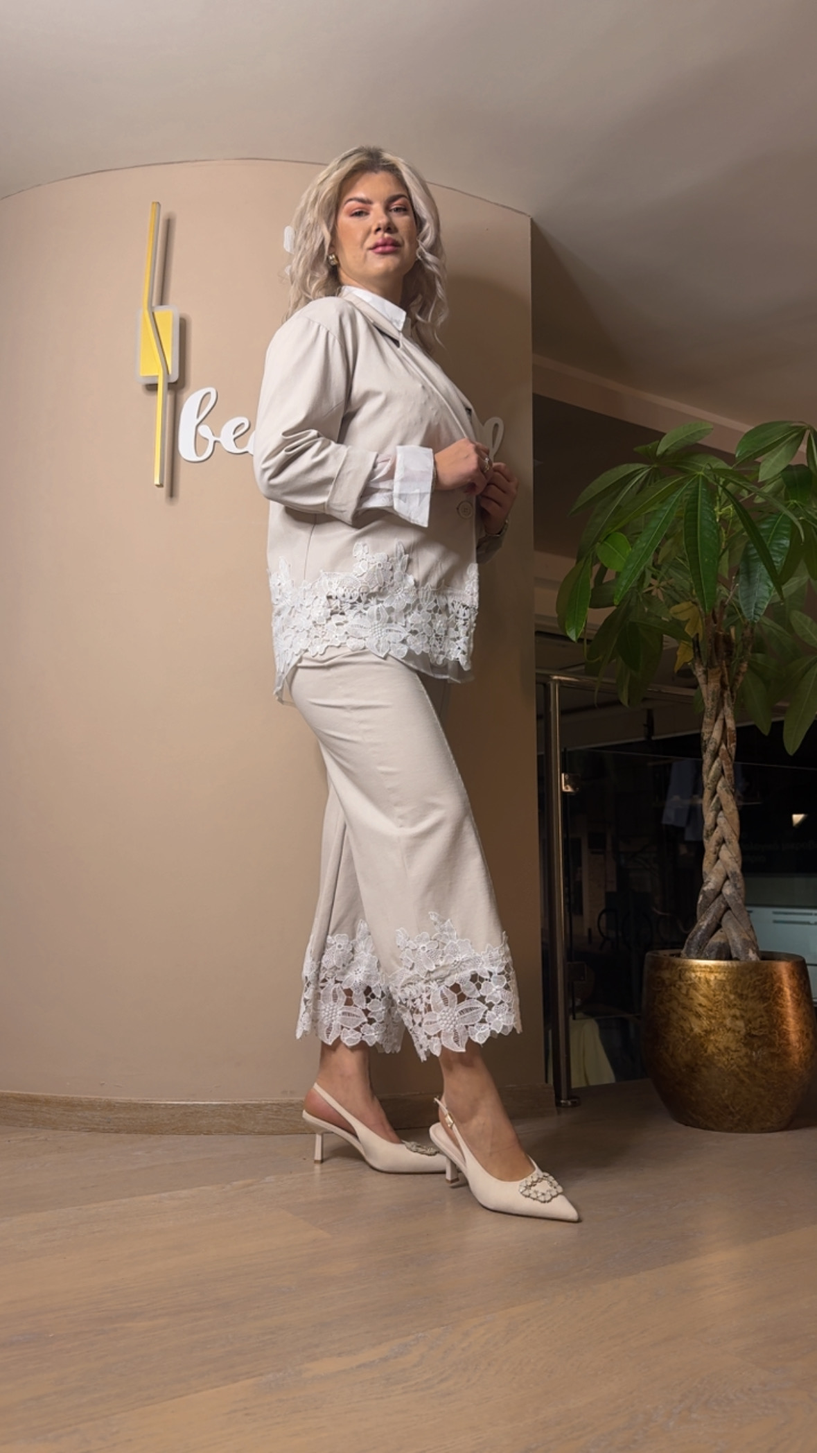 {"eId":"228906325560328","CameraPosition":1}