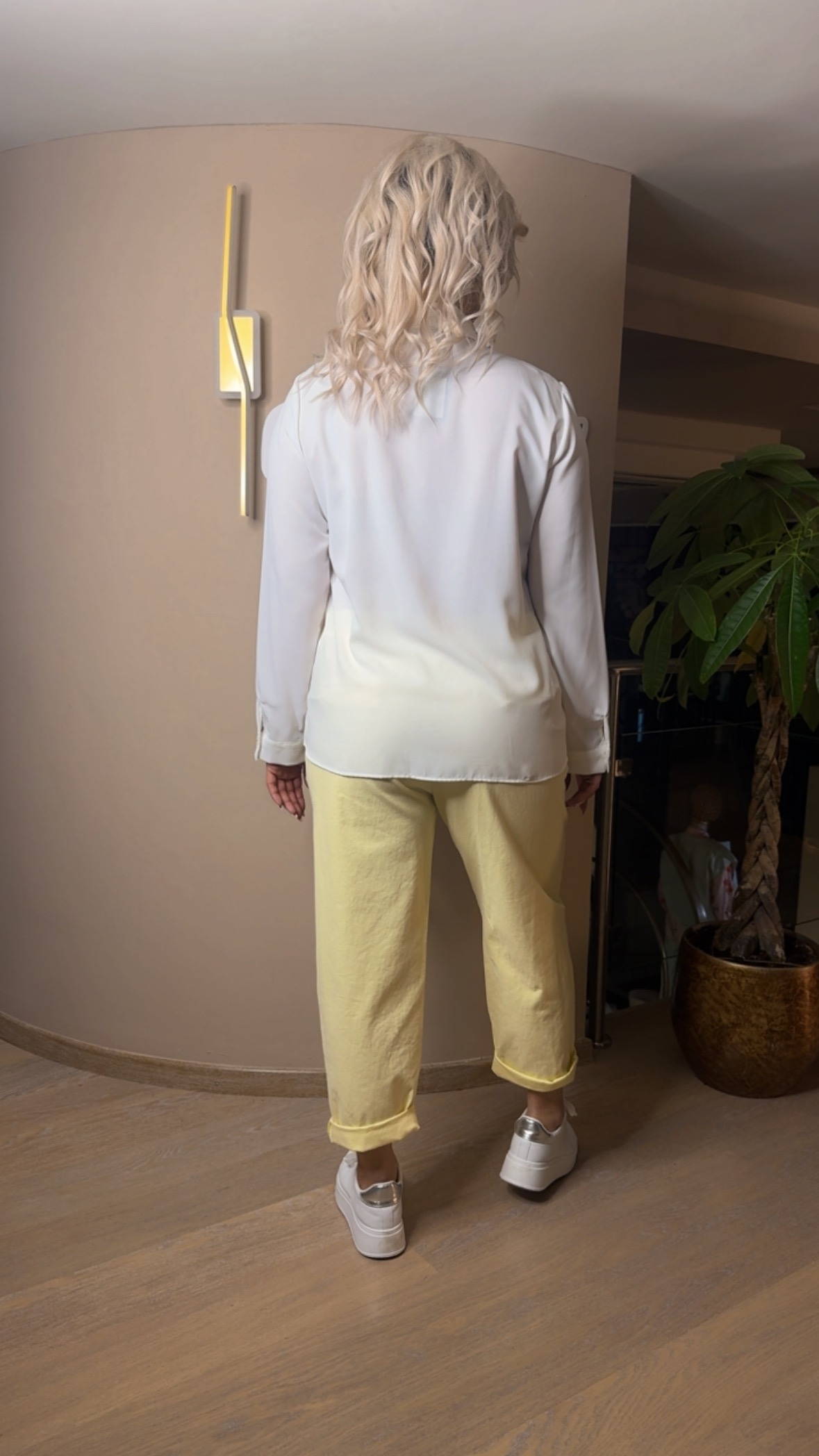 {"eId":"228906325560328","CameraPosition":1}