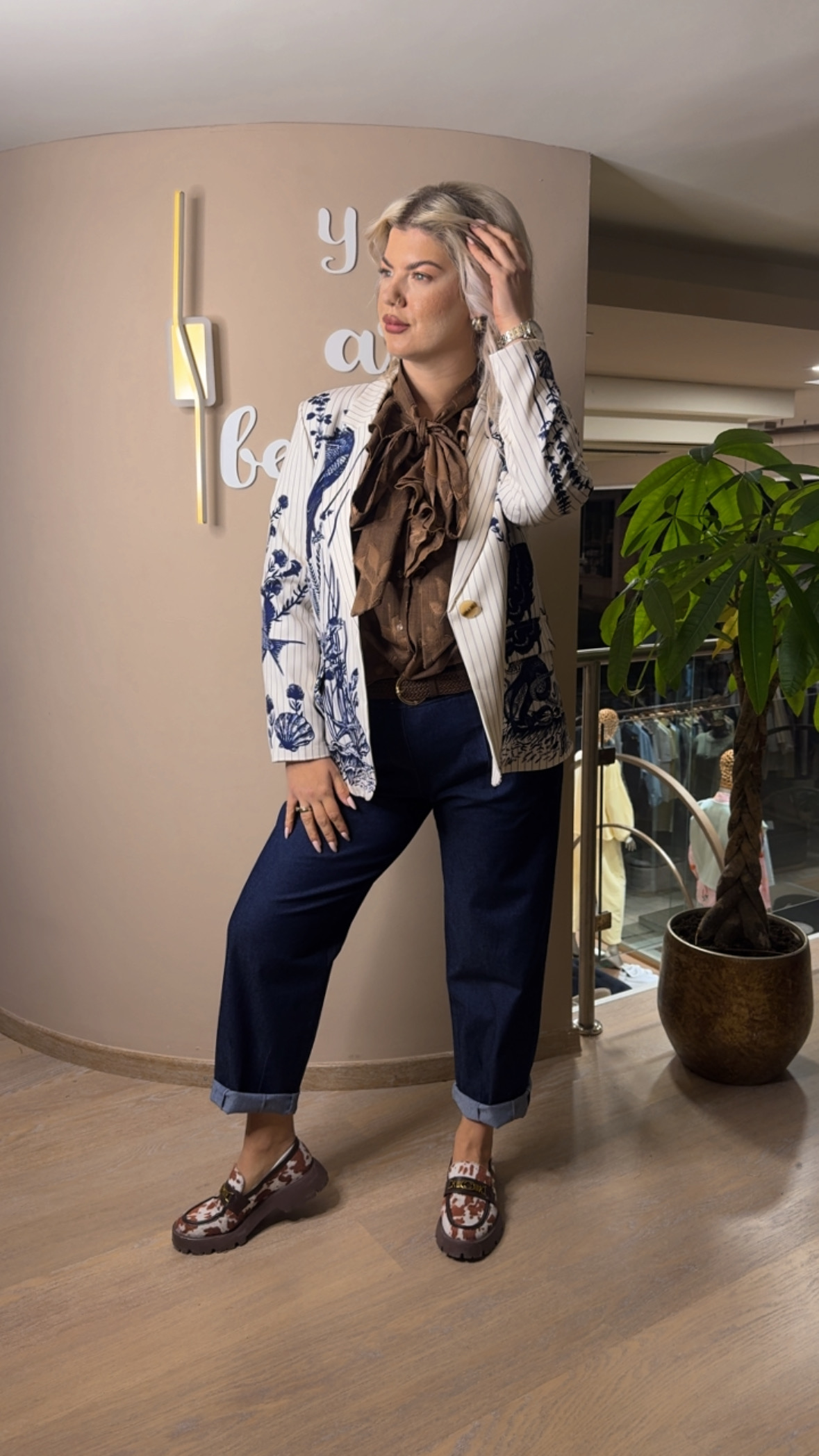 {"eId":"228906325560328","CameraPosition":1}