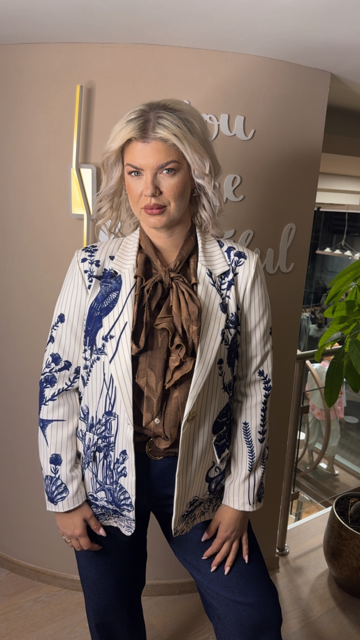 {"eId":"228906325560328","CameraPosition":1}