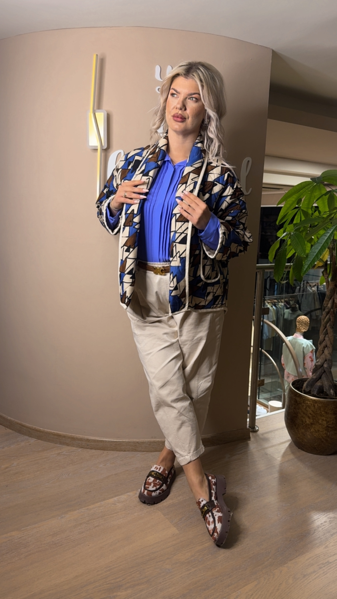 {"eId":"228906325560328","CameraPosition":1}