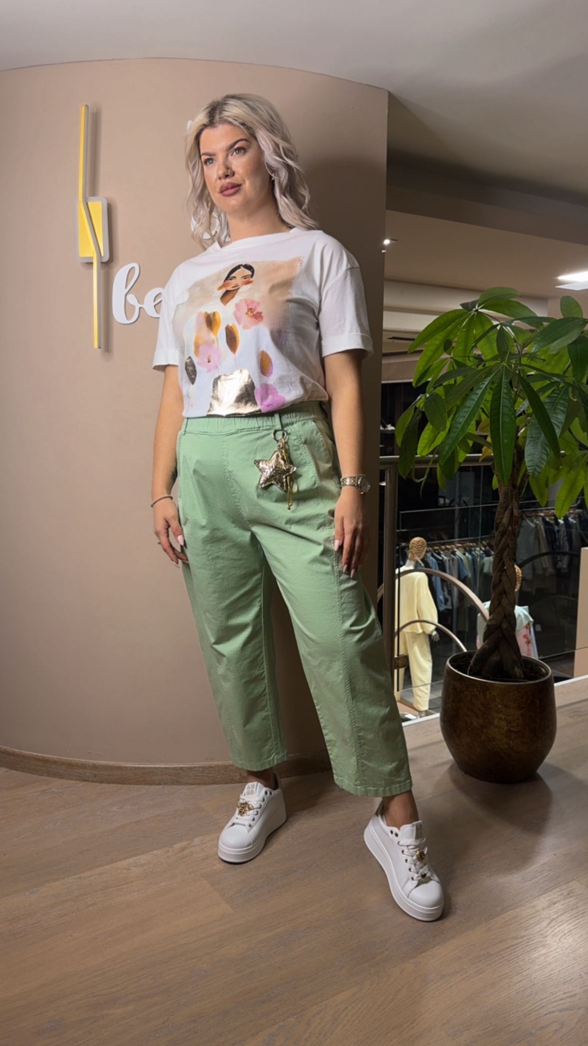 {"eId":"228906325560328","CameraPosition":1}