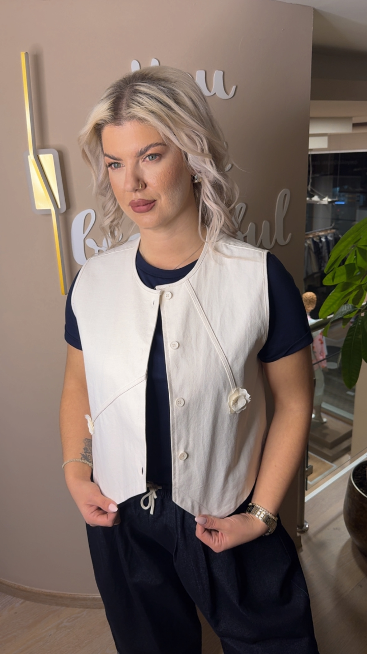 {"eId":"228906325560328","CameraPosition":1}