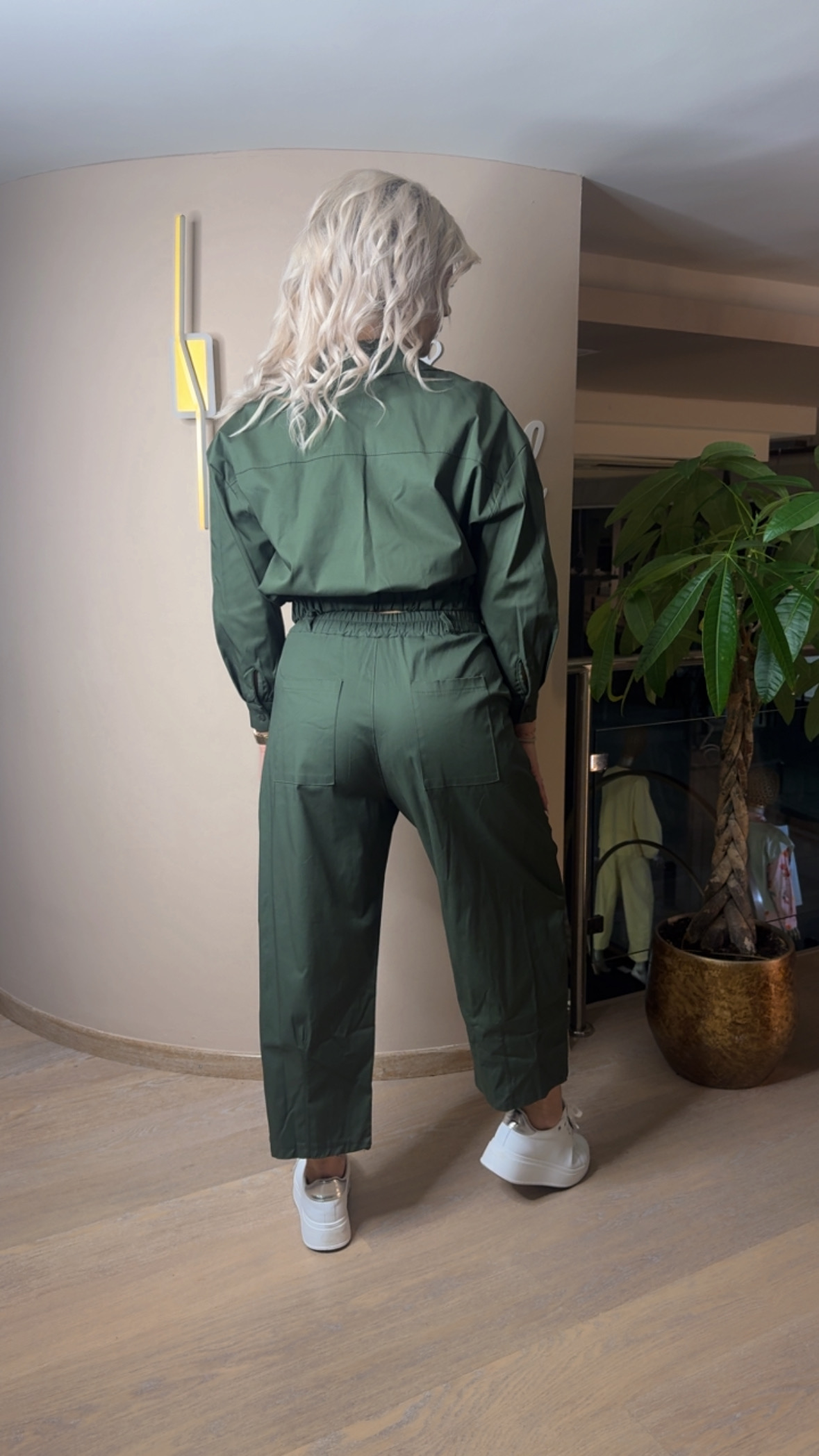 {"eId":"228906325560328","CameraPosition":1}