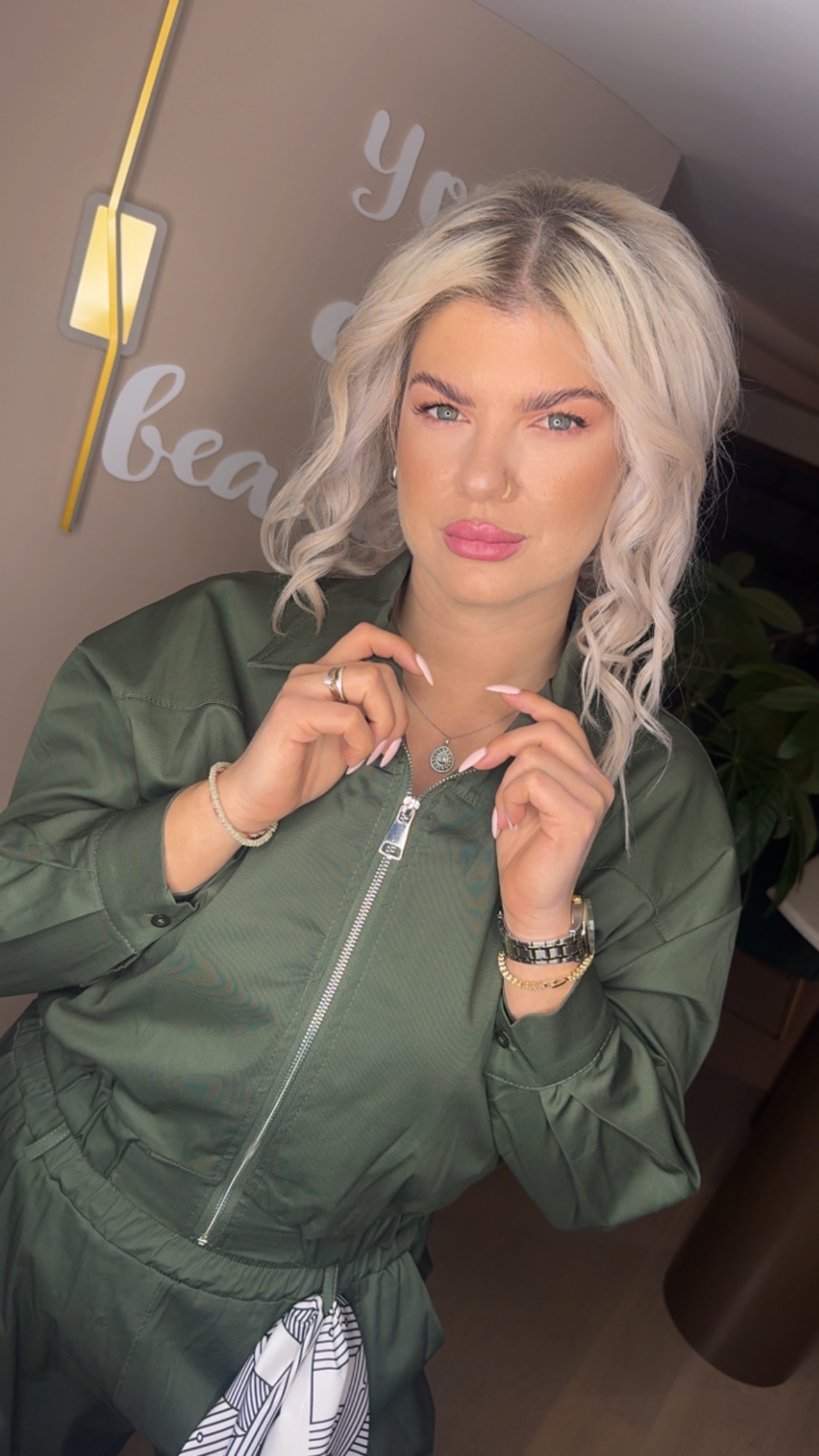 {"eId":"228906325560328","CameraPosition":1}