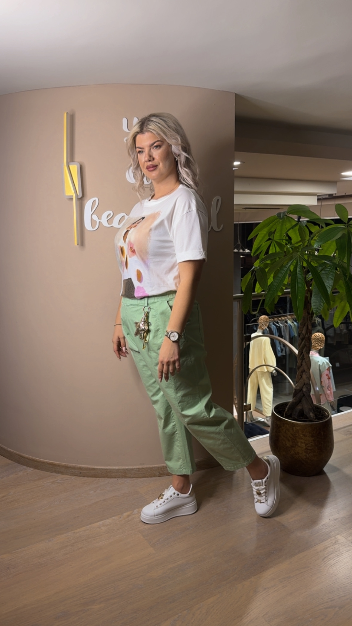 {"eId":"228906325560328","CameraPosition":1}