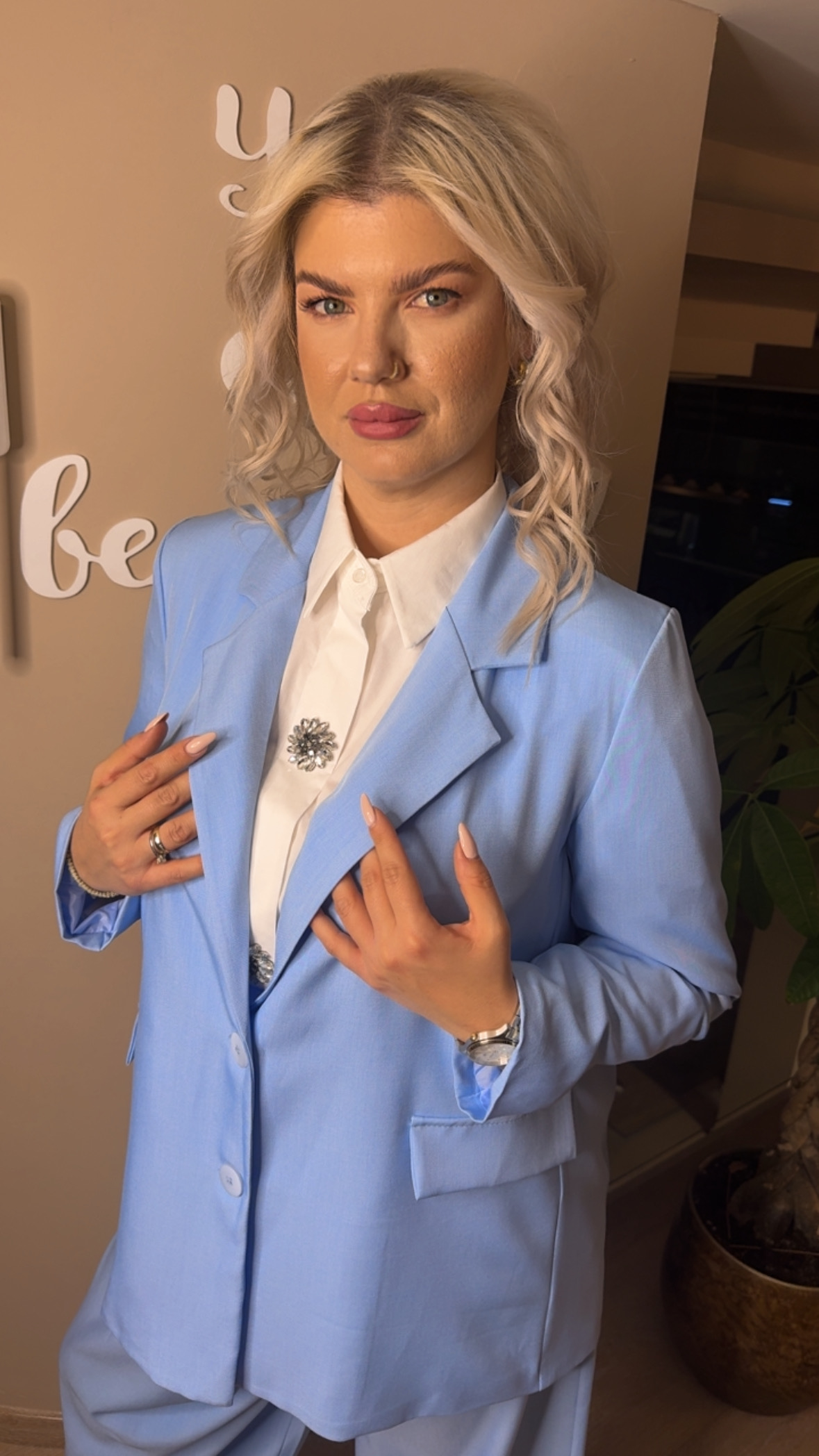 {"eId":"228906325560328","CameraPosition":1}