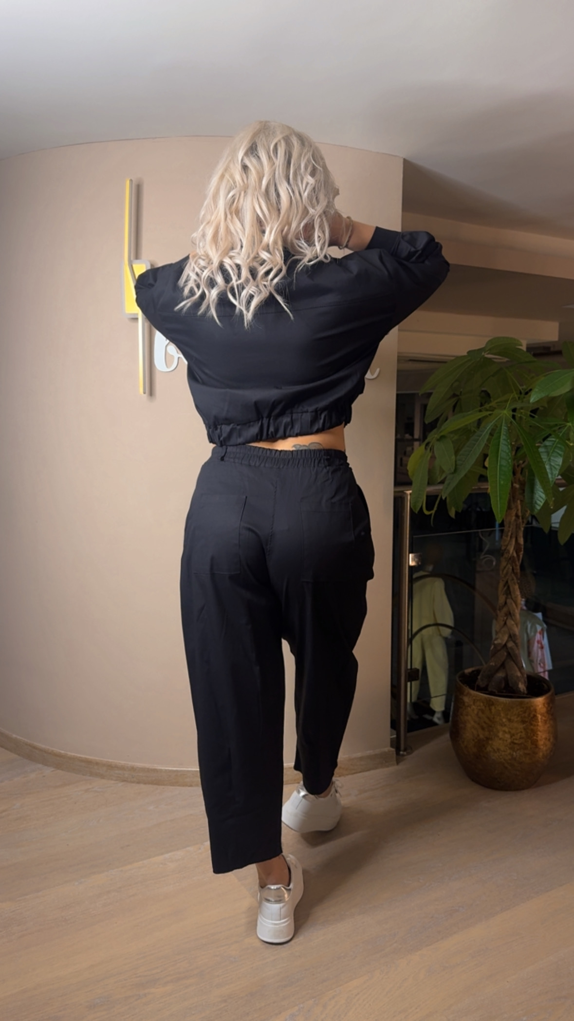 {"eId":"228906325560328","CameraPosition":1}