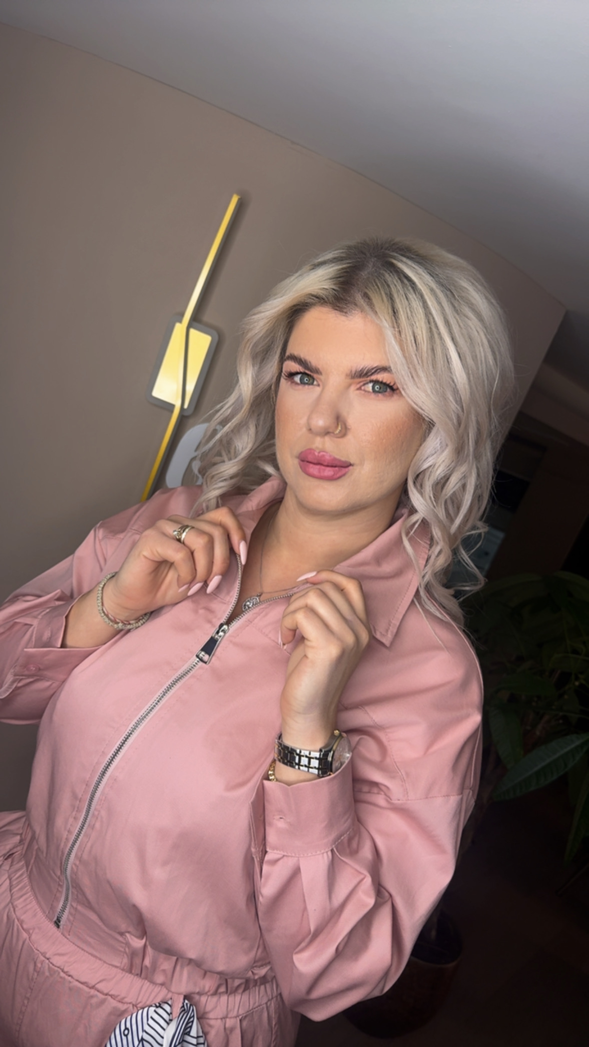 {"eId":"228906325560328","CameraPosition":1}