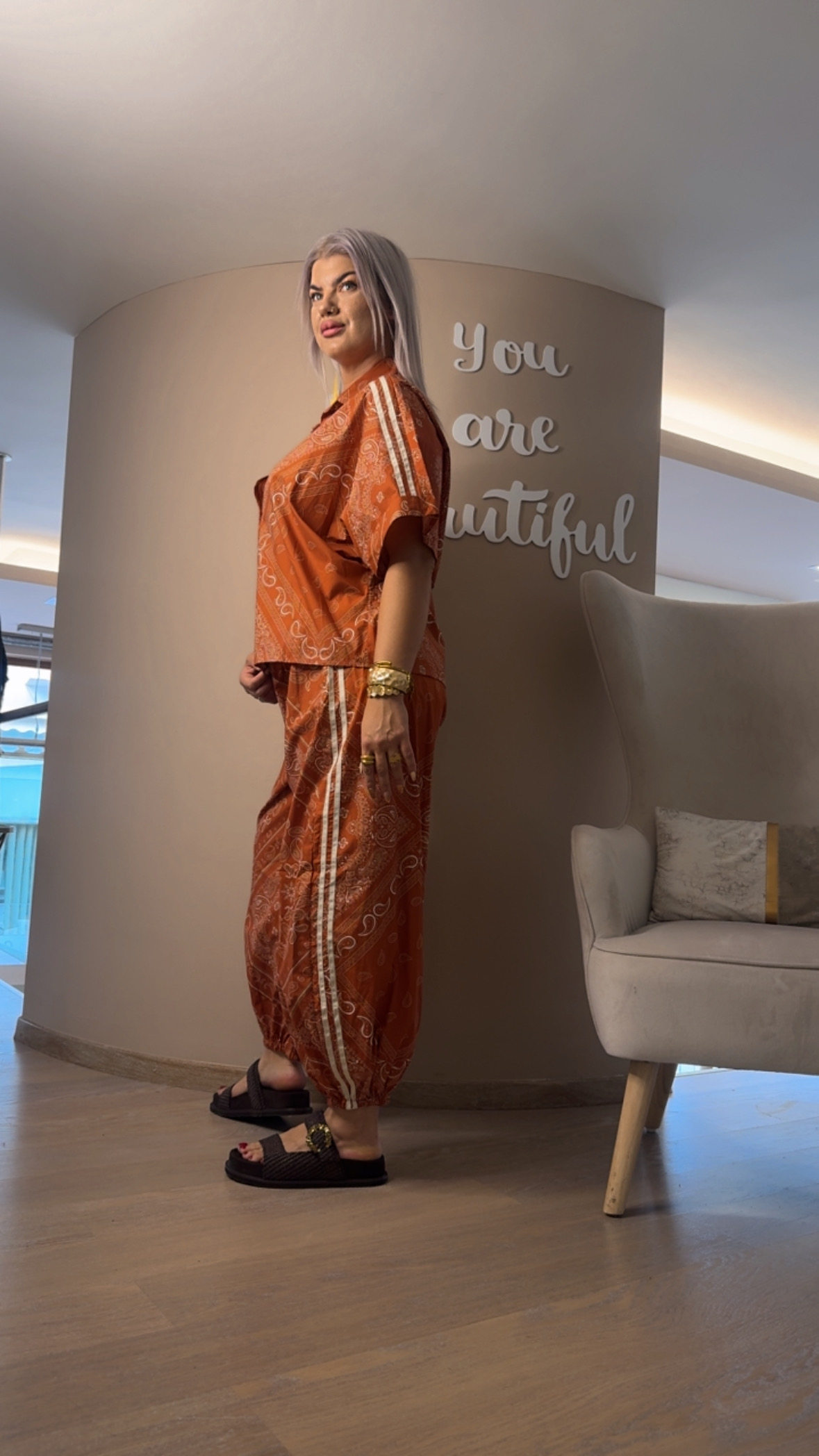 {"eId":"228906325560328","CameraPosition":1}